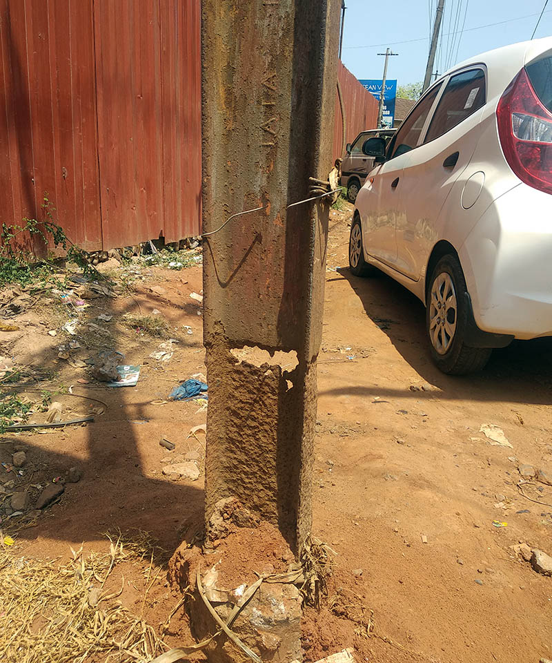 ನೆಲ್ಲಿಕಾಯಿ ರಸ್ತೆ ಬದಿಯಲ್ಲೊಂದು ಅಪಾಯಕಾರಿ ವಿದ್ಯುತ್ ಕಂಬ