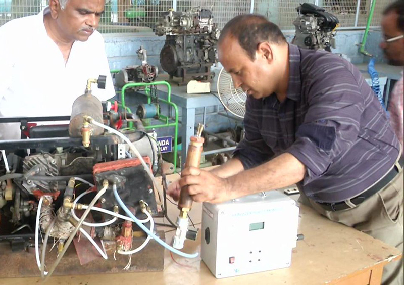 ಡಿಸ್ಟಿಲ್ಡ್ ನೀರಿನಿಂದ ಕಾರ್ಯಾಚರಿಸುವ ಆಮ್ಲಜನಕ ಹೊರಸೂಸುವ ಇಂಜಿನ್ ಆವಿಷ್ಕರಿಸಿದ ತಮಿಳುನಾಡು ಇಂಜಿನಿಯರ್