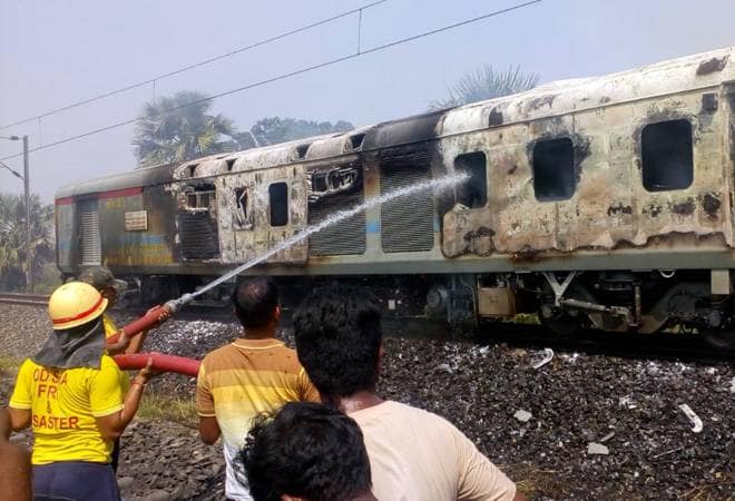 ರಾಜಧಾನಿ ಎಕ್ಸ್‌ಪ್ರೆಸ್‌ನಲ್ಲಿ ಬೆಂಕಿ,ಪ್ರಯಾಣಿಕರು ಸುರಕ್ಷಿತ