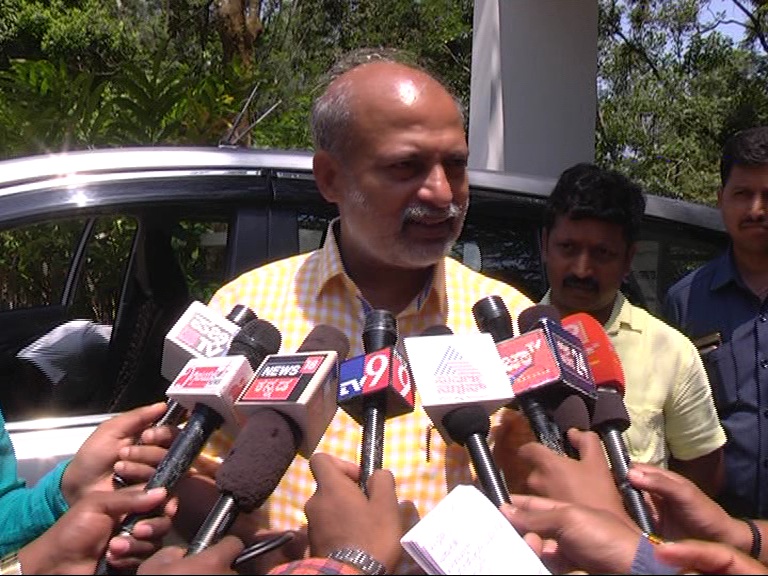 ವಿಶ್ರಾಂತಿಗಾಗಿ ಸಿಎಂ ಕುಮಾರಸ್ವಾಮಿ ರೆಸಾರ್ಟ್ ಗೆ: ಸಚಿವ ಸಾ.ರಾ.ಮಹೇಶ್