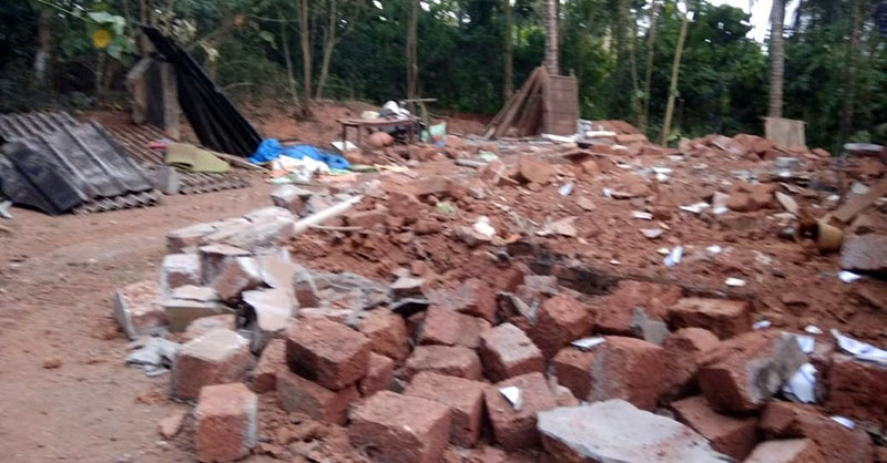 ಪುತ್ತೂರು: ವೃದ್ಧ ದಂಪತಿಯನ್ನು ಹೊರಹಾಕಿ ಮನೆ ಕೆಡವಿದ ಮಕ್ಕಳು !