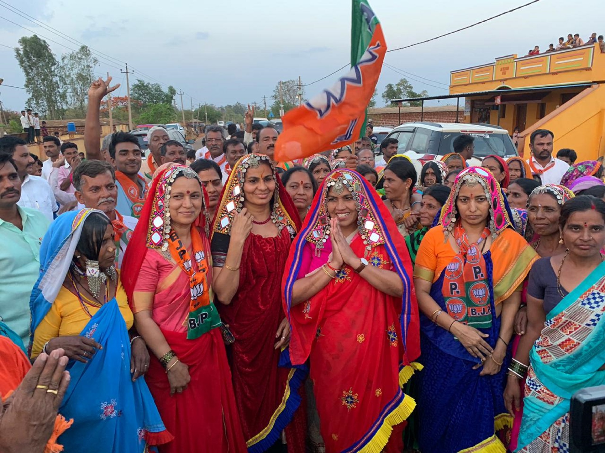 ಲಂಬಾಣಿ ಡ್ರೆಸ್ ಧರಿಸಿ ಶೋಭಾ ಕರಂದ್ಲಾಜೆ ಪ್ರಚಾರ