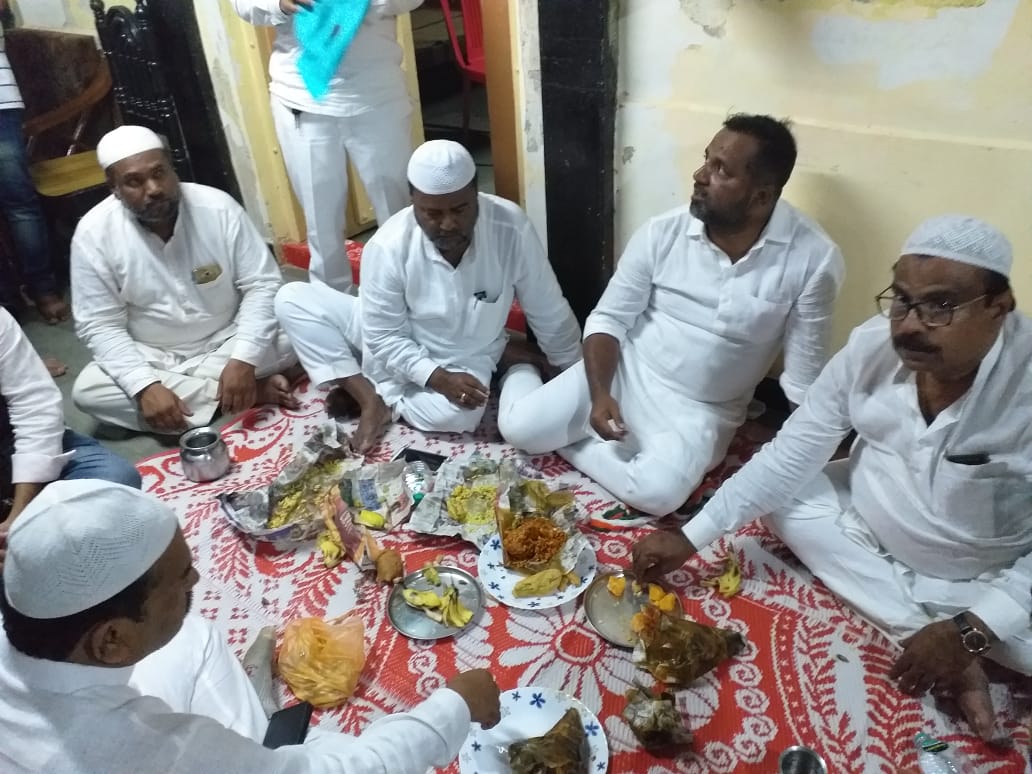 ಕುಂದಗೋಳ: ಇಫ್ತಾರ್ ಕೂಟ ಏರ್ಪಡಿಸಿ, ನಮಾಝ್‌ಗೆ ಜಾಗ ಕೊಟ್ಟ ಲಿಂಗಾಯತರು