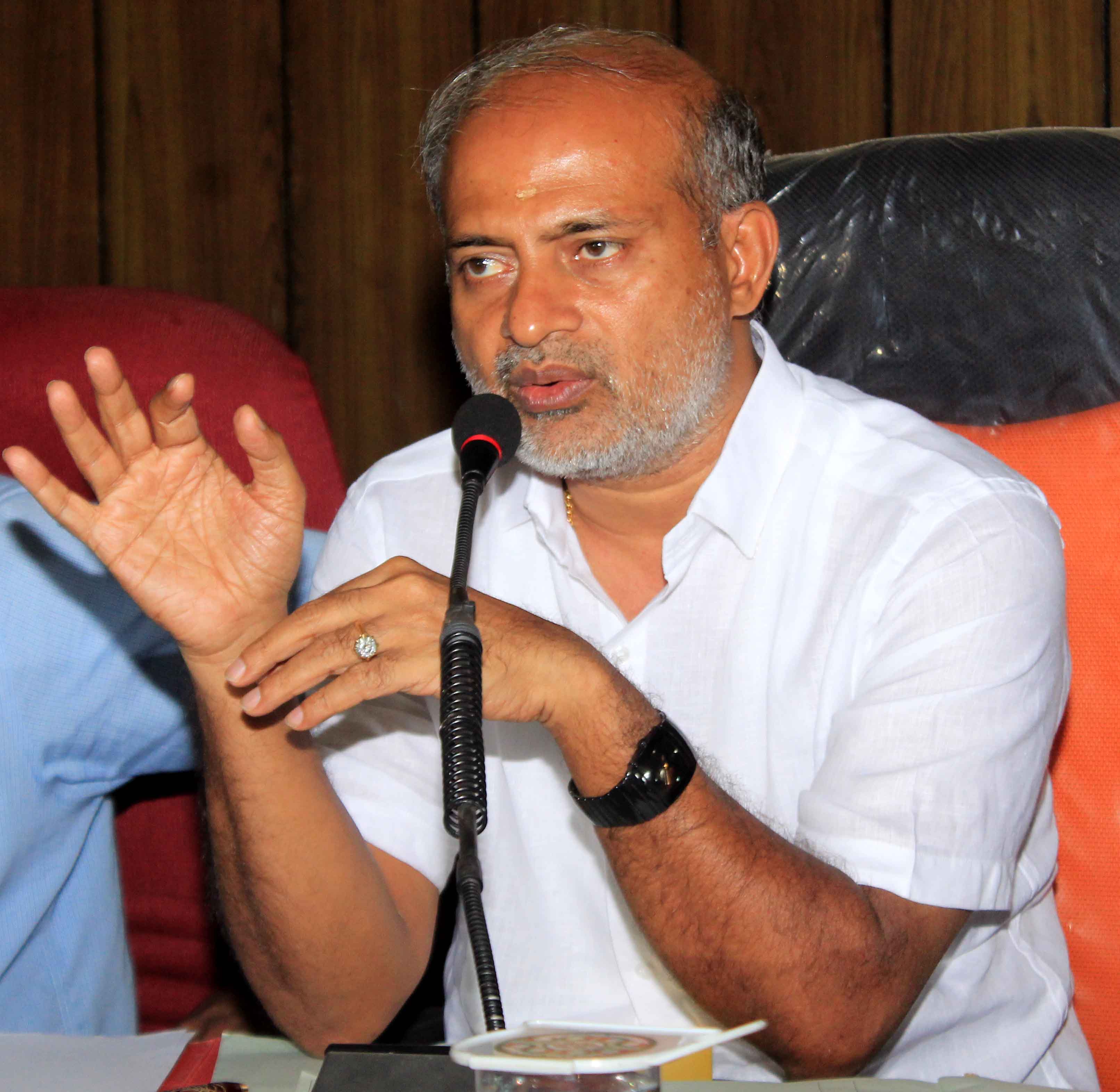 ರೆಸಾರ್ಟ್‍ನಿಂದ ನಿರ್ಗಮಿಸಿದ ಕುಮಾರಸ್ವಾಮಿ: ಮಾಧ್ಯಮಗಳ ವಿರುದ್ಧ ಸಾ.ರಾ.ಮಹೇಶ್ ಅಸಮಾಧಾನ