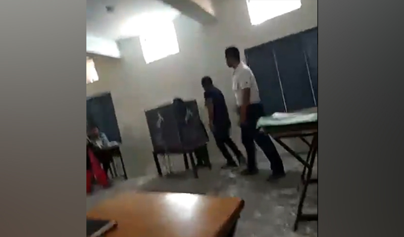 ಸಹಾಯ ಮಾಡುವ ನೆಪದಲ್ಲಿ ತಾನೇ ಮತ ಹಾಕಿದ ಬಿಜೆಪಿ ಏಜೆಂಟ್ ಬಂಧನ