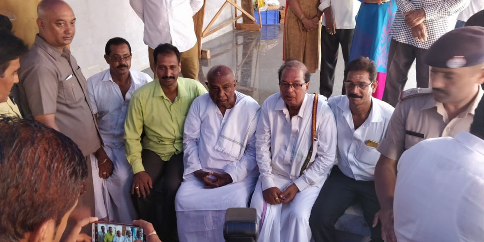 ಜಲಂಚಾರು ದೇವಸ್ಥಾನಕ್ಕೆ ಭೇಟಿ ನೀಡಿದ ದೇವೇಗೌಡ ದಂಪತಿ