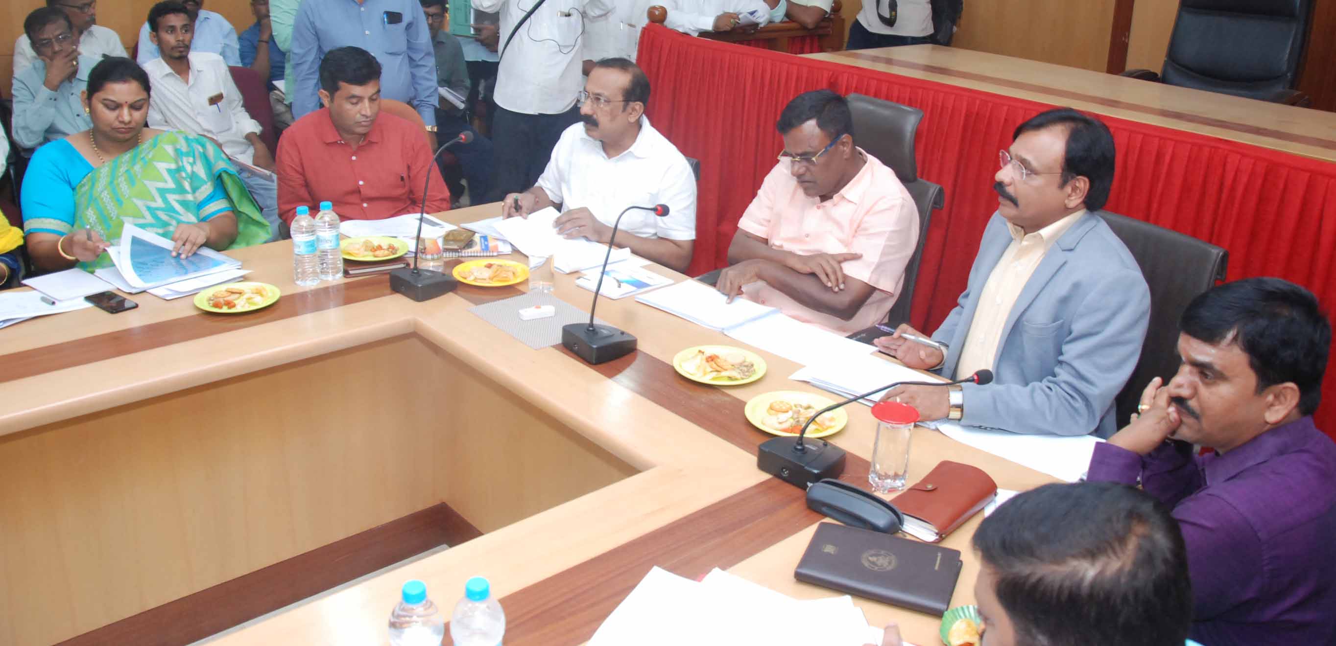 ಗುಳೇ ಹೋಗದಂತೆ ಎಚ್ಚರವಹಿಸಿ, ಅಗತ್ಯವಿರುವಲ್ಲಿ ಗೋಶಾಲೆ ತೆರೆಯಿರಿ: ಸಚಿವ ಎಸ್.ಆರ್ ಶ್ರೀನಿವಾಸ್