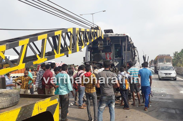 ತುಮಕೂರಿನಲ್ಲಿ ಸರಣಿ ರಸ್ತೆ ಅಪಘಾತ: 25ಕ್ಕೂ ಅಧಿಕ ಪ್ರಯಾಣಿಕರಿಗೆ ತೀವ್ರ ಗಾಯ