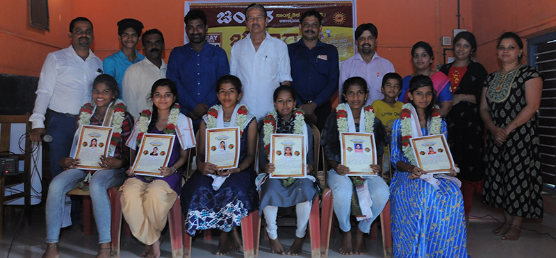 ಮಂಗಳೂರು: ಎಸ್‌ಎಸ್‌ಎಲ್‌ಸಿಯಲ್ಲಿ ಸಾಧನೆ ಮಾಡಿದ ವಿದ್ಯಾರ್ಥಿನಿಯರಿಗೆ ಸನ್ಮಾನ