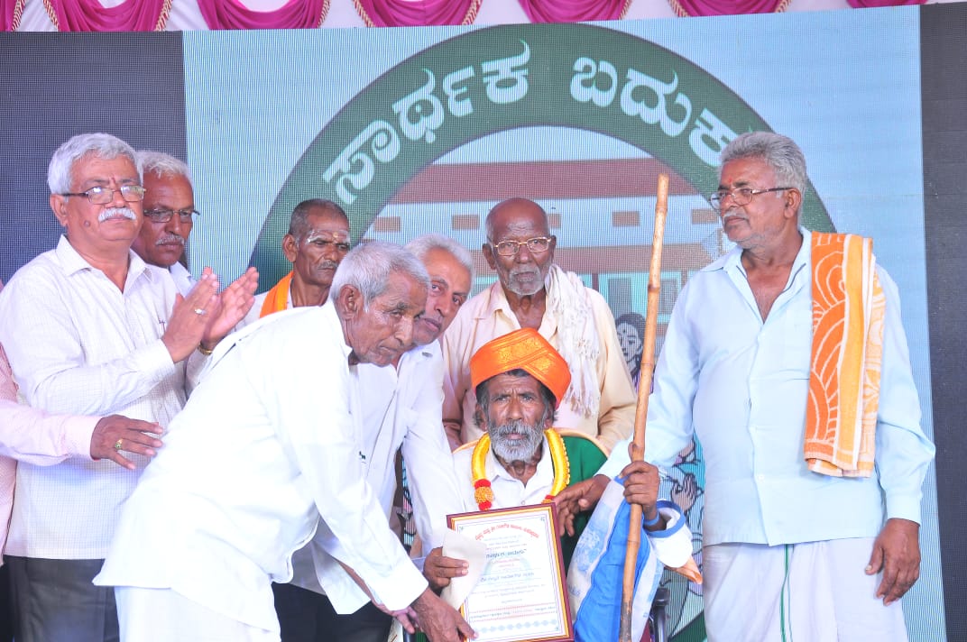 ಪಾಂಡವಪುರ: ವಿಶಿಷ್ಠ ರೀತಿಯಲ್ಲಿ ವಿಶ್ವ ತಾಯಂದಿರ ದಿನಾಚರಣೆ; ಹಿರಿಯರಿಗೆ ಸನ್ಮಾನ