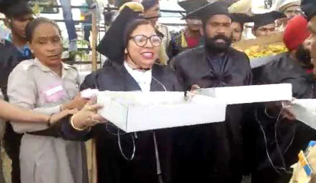 ಮೋದಿ ಚಂಡೀಗಡ  ರ‍್ಯಾಲಿಗೂ ಮುನ್ನ ಪದವೀಧರ ವೇಷಧಾರಿ ಪಕೋಡ ಮಾರಾಟಗಾರರ ಬಂಧನ!