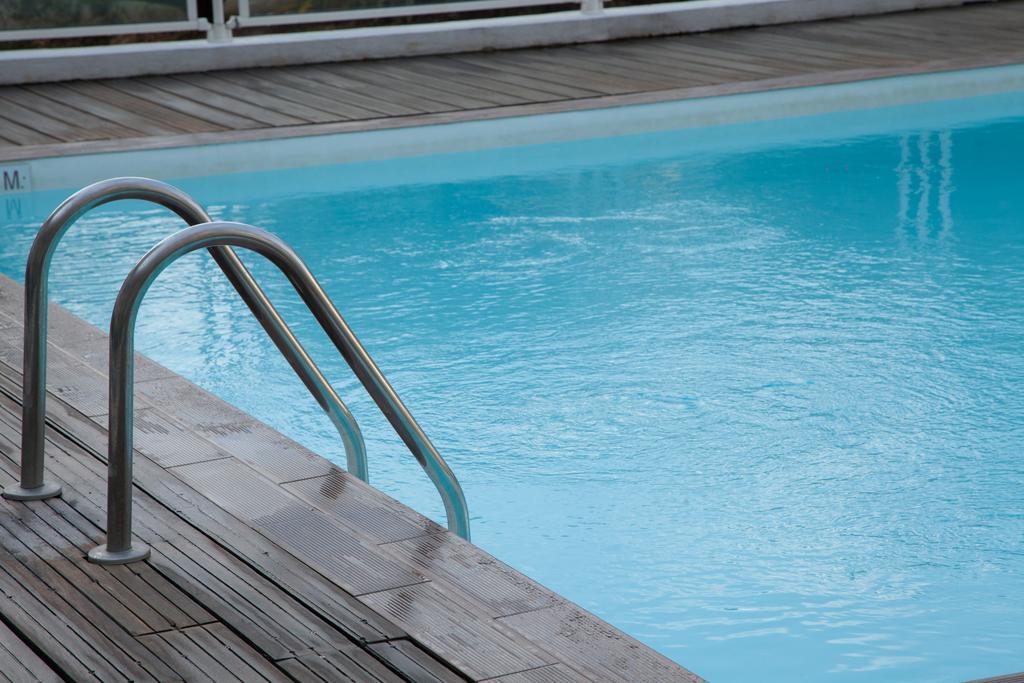 ಬಿಸಿಲ ಝಳದಿಂದ ತಪ್ಪಿಸಿಕೊಳ್ಳಲು ಈಜುಕೊಳದ ಮೊರೆ ಹೋದ ಜನತೆ