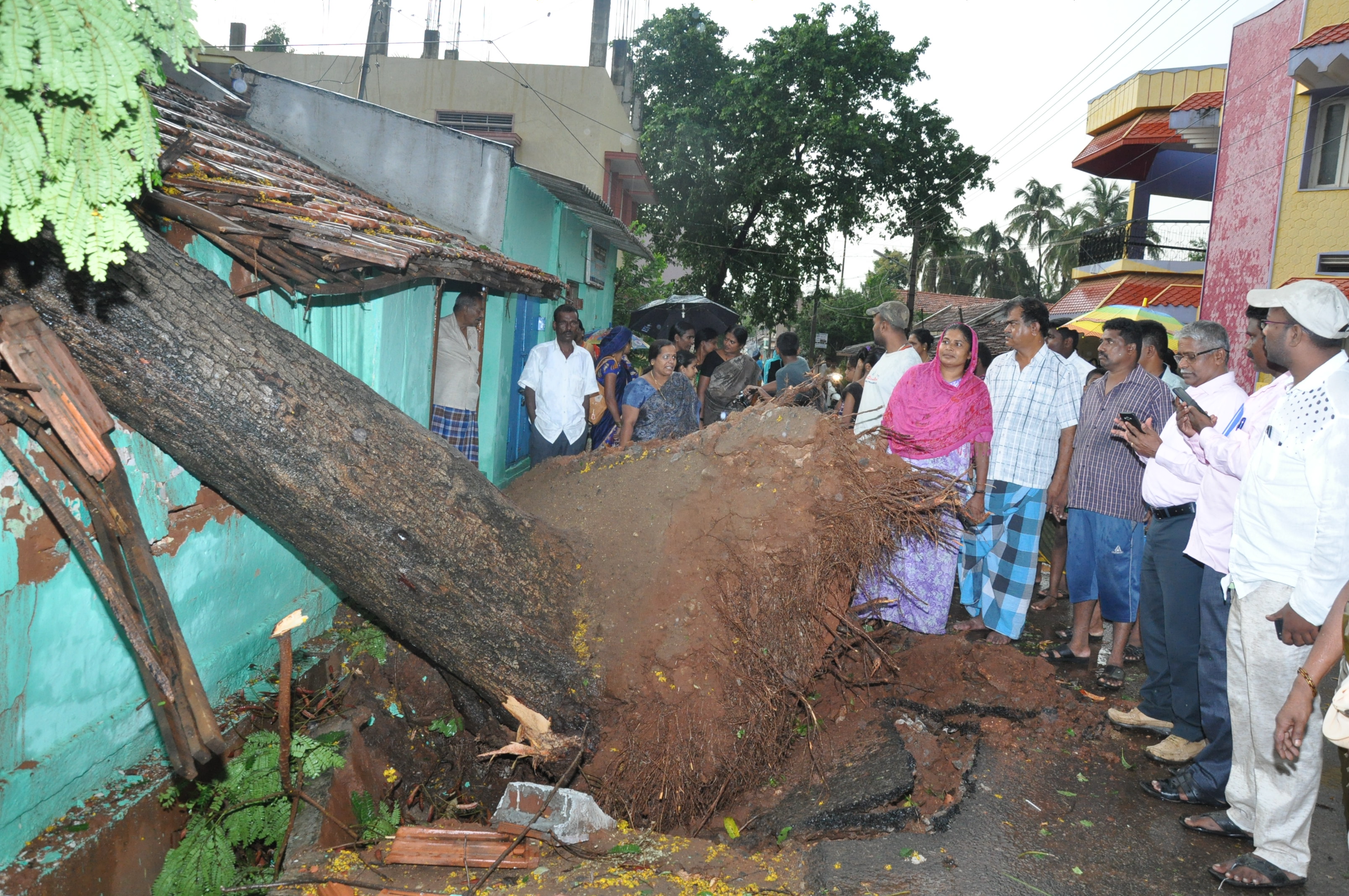 ಕೊಳ್ಳೇಗಾಲ: ಬಿರುಗಾಳಿ ಸಹಿತ ಭಾರೀ ಮಳೆ; ಅಪಾರ ಆಸ್ತಿಪಾಸ್ತಿ ನಷ್ಟ