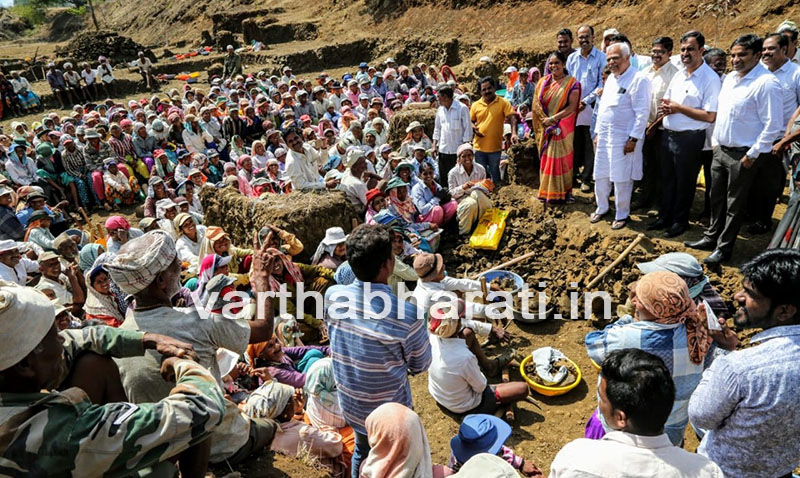 ಬೆಳಗಾವಿ: ಕೆರೆ ಹೂಳೆತ್ತುವ ಕಾಮಗಾರಿ ಪರಿಶೀಲಿಸಿದ ಸಚಿವ ಆರ್.ವಿ.ದೇಶಪಾಂಡೆ