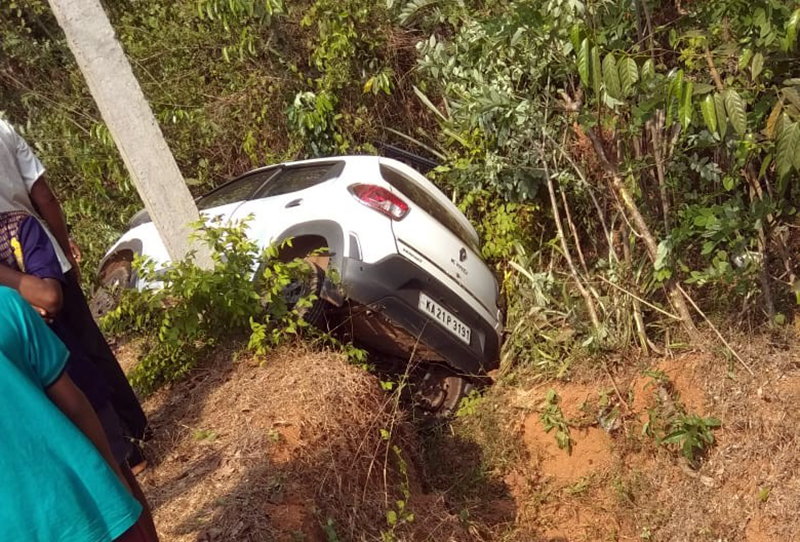 ಕಾರು ಹೊಂಡಕ್ಕೆ ಬಿದ್ದು ಯಕ್ಷಗಾನ ಕಲಾವಿದ ಗಾಯ