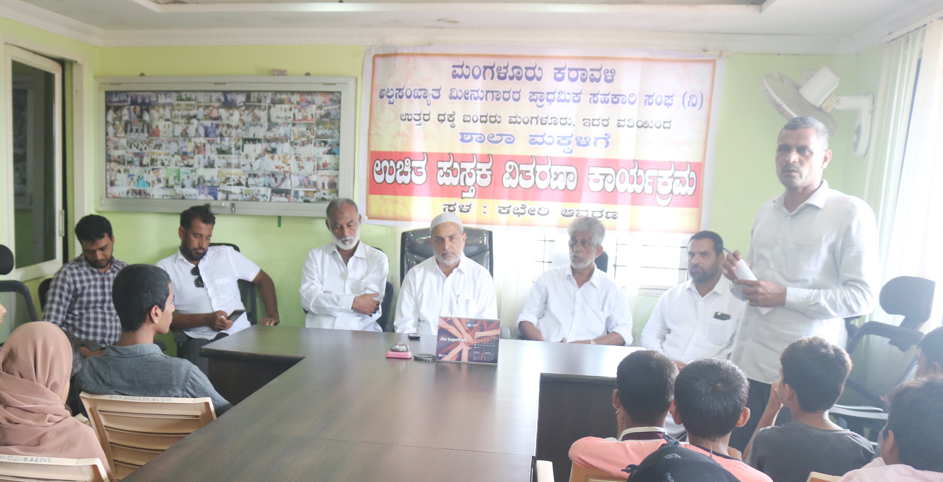 ಅಲ್ಪಸಂಖ್ಯಾತ ಮೀನುಗಾರರ ಪ್ರಾಥಮಿಕ ಸಹಕಾರ ಸಂಘದಿಂದ ಪುಸ್ತಕ ವಿತರಣೆ