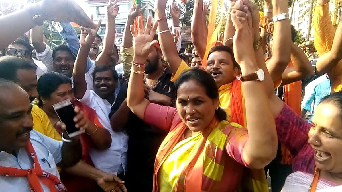 ವಿಜಯೋತ್ಸವದಲ್ಲಿ ಕುಣಿದ ಶೋಭಾ ಕರಂದ್ಲಾಜೆ