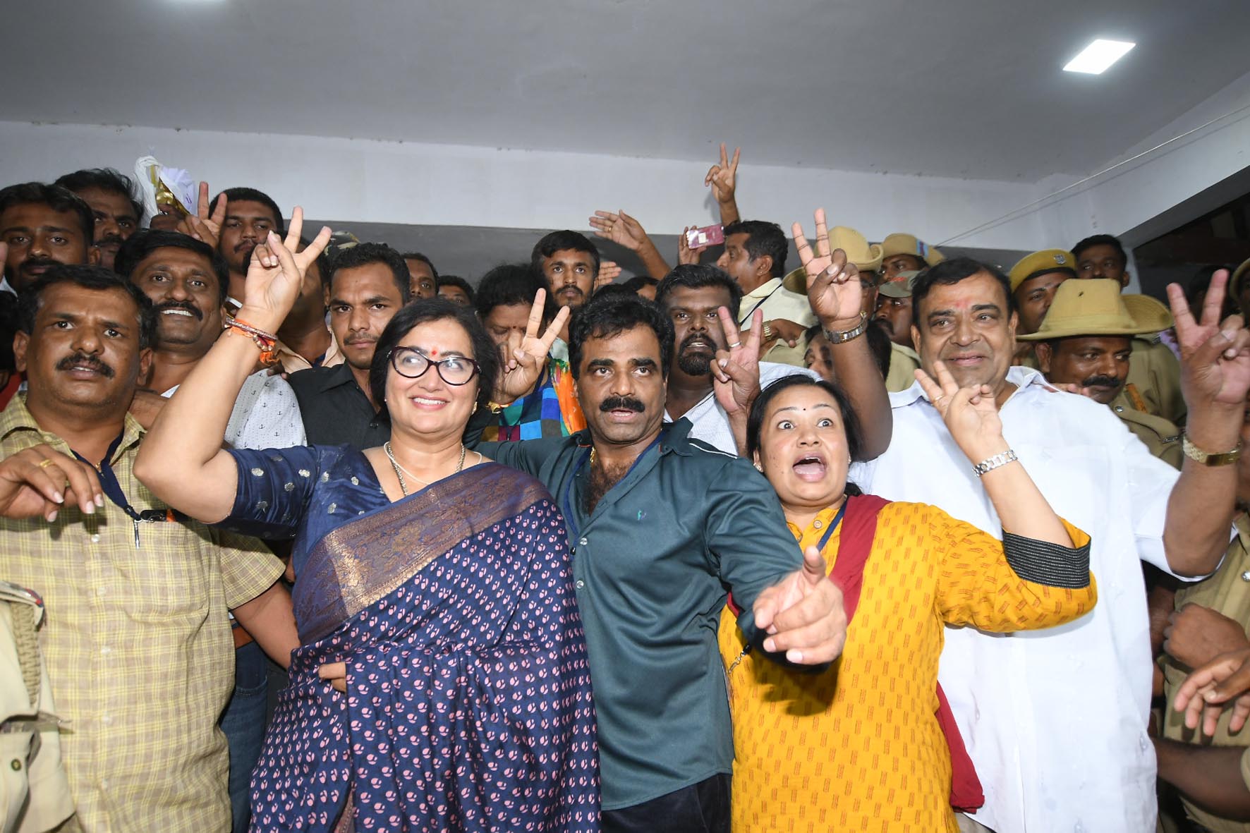 ಮಂಡ್ಯದಲ್ಲಿ ಗೆಲುವಿನ ನಗೆ ಬೀರಿದ ಸುಮಲತಾ ಅಂಬರೀಷ್