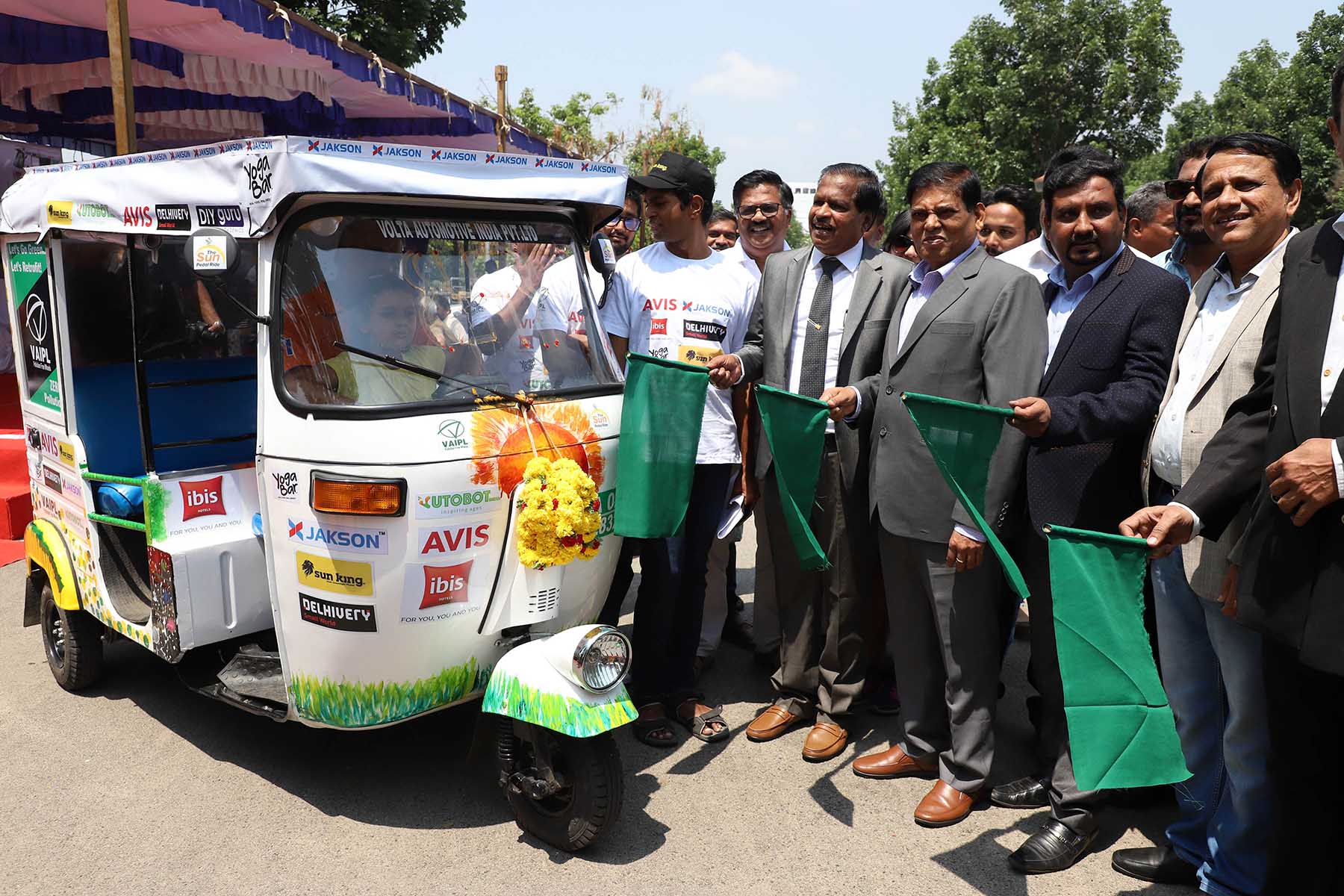 ಬೆಂಗಳೂರು: ಸೋಲಾರ್ ಆಧಾರಿತ ಎಲೆಕ್ಟ್ರಿಕ್ ರಿಕ್ಷಾದಲ್ಲಿ ಪ್ರವಾಸಕ್ಕೆ ಚಾಲನೆ