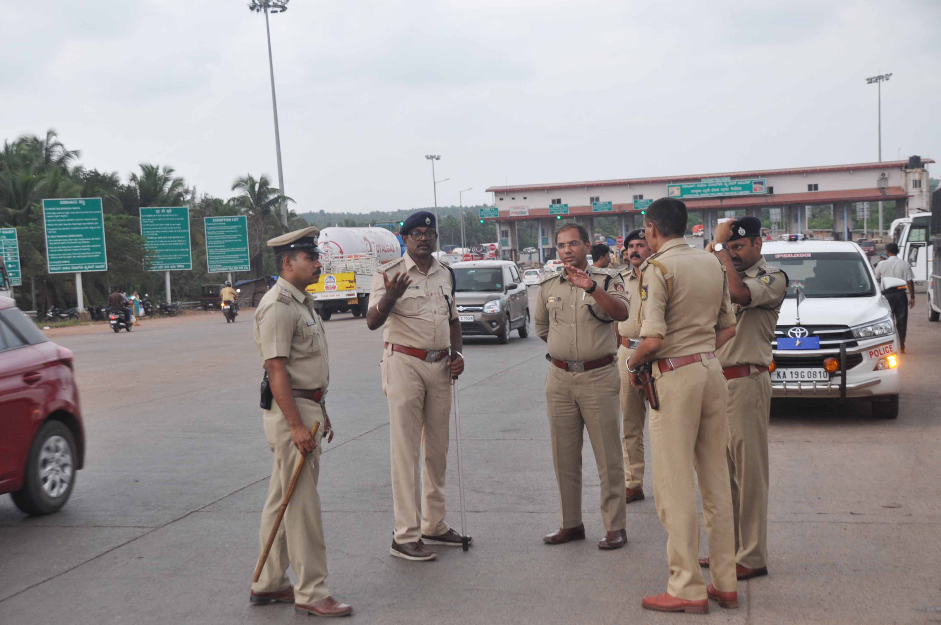ತಲಪಾಡಿ ಟೋಲ್ ಬಳಿ ವಿಜಯೋತ್ಸವ ವಿವಾದ, ಘರ್ಷಣೆ: ಲಾಠಿ ಚಾರ್ಜ್, ವಾಹನಗಳು ಪೊಲೀಸ್ ವಶಕ್ಕೆ