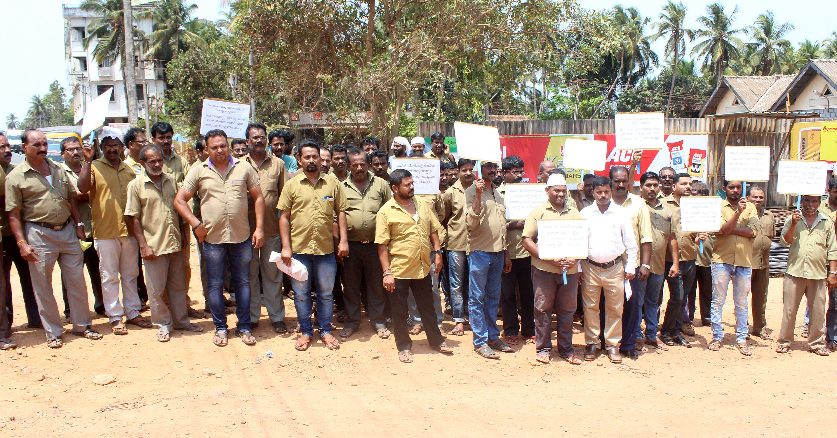 ಉಡುಪಿ: ಮಾರಾಟ ಸಂಸ್ಥೆಯ ವಿರುದ್ಧ ರಿಕ್ಷಾ ಚಾಲಕ-ಮಾಲಕರ ಧರಣಿ