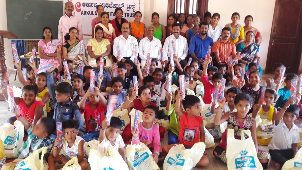 ಅರ್ಕುಳ: ಉಚಿತ ನೋಟ್ ಪುಸ್ತಕ ವಿತರಣೆ