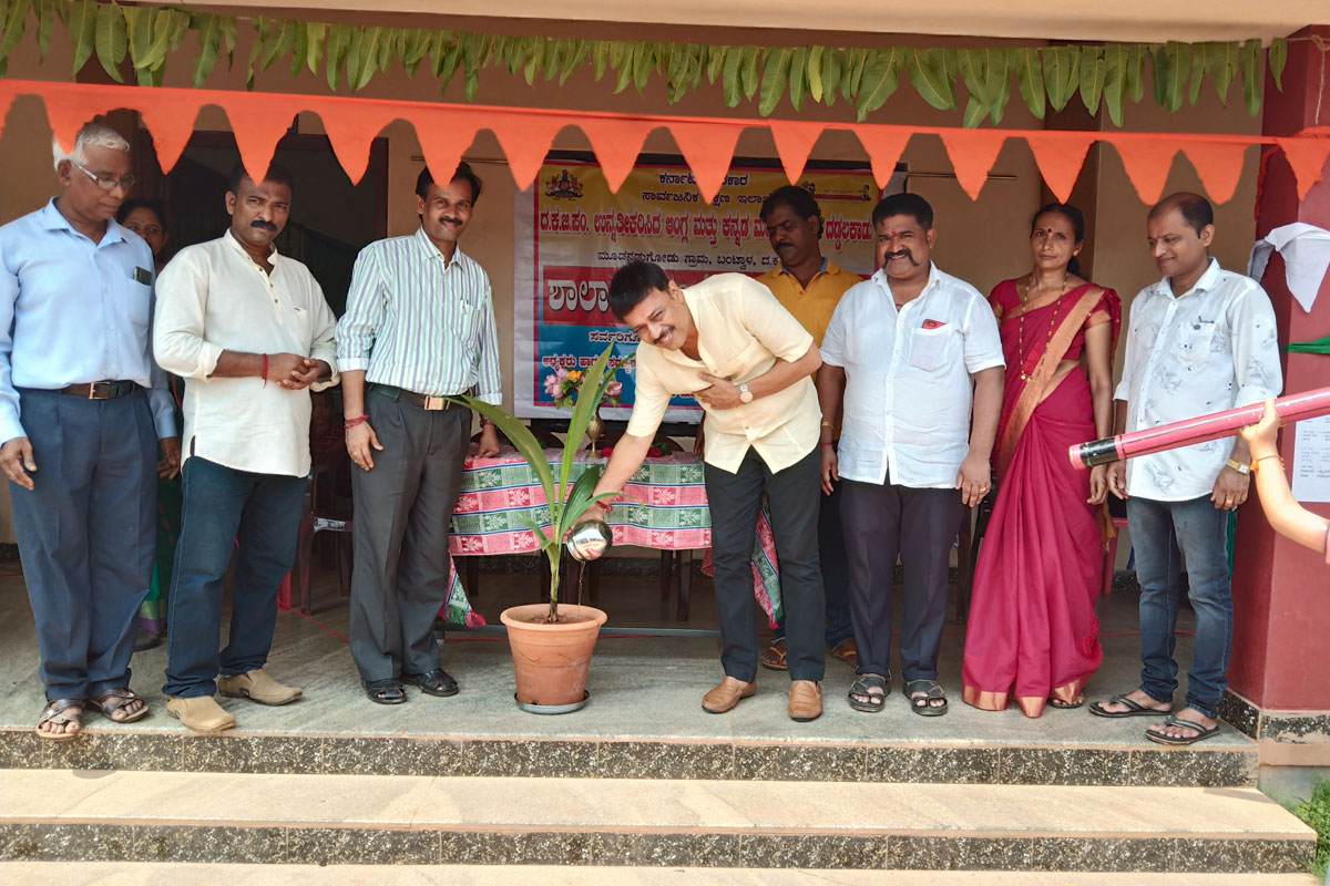 ತಾಯಿ ಮಡಿಲಿನಿಂದ ಮಗು ಶಾಲಾ ತರಗತಿಗೆ: ದಡ್ಡಲಕಾಡು ಶಾಲಾ ಆರಂಭೋತ್ಸವ