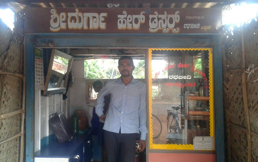 ಮೋದಿ ಅಭಿಮಾನಿಯಿಂದ ಗ್ರಾಹಕರಿಗೆ ಉಚಿತ ಕ್ಷೌರ