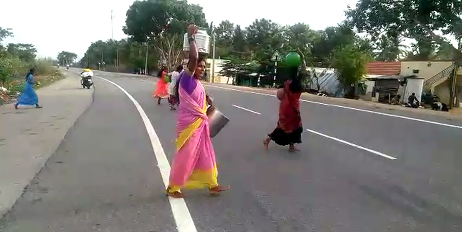 ಕುಡಿಯುವ ನೀರಿಗೆ ಬರ: ಅಪಾಯಕಾರಿ ಹೆದ್ದಾರಿ ದಾಟಿ ನೀರು ತರುತ್ತಿದ್ದಾರೆ ಗ್ರಾಮಸ್ಥರು !