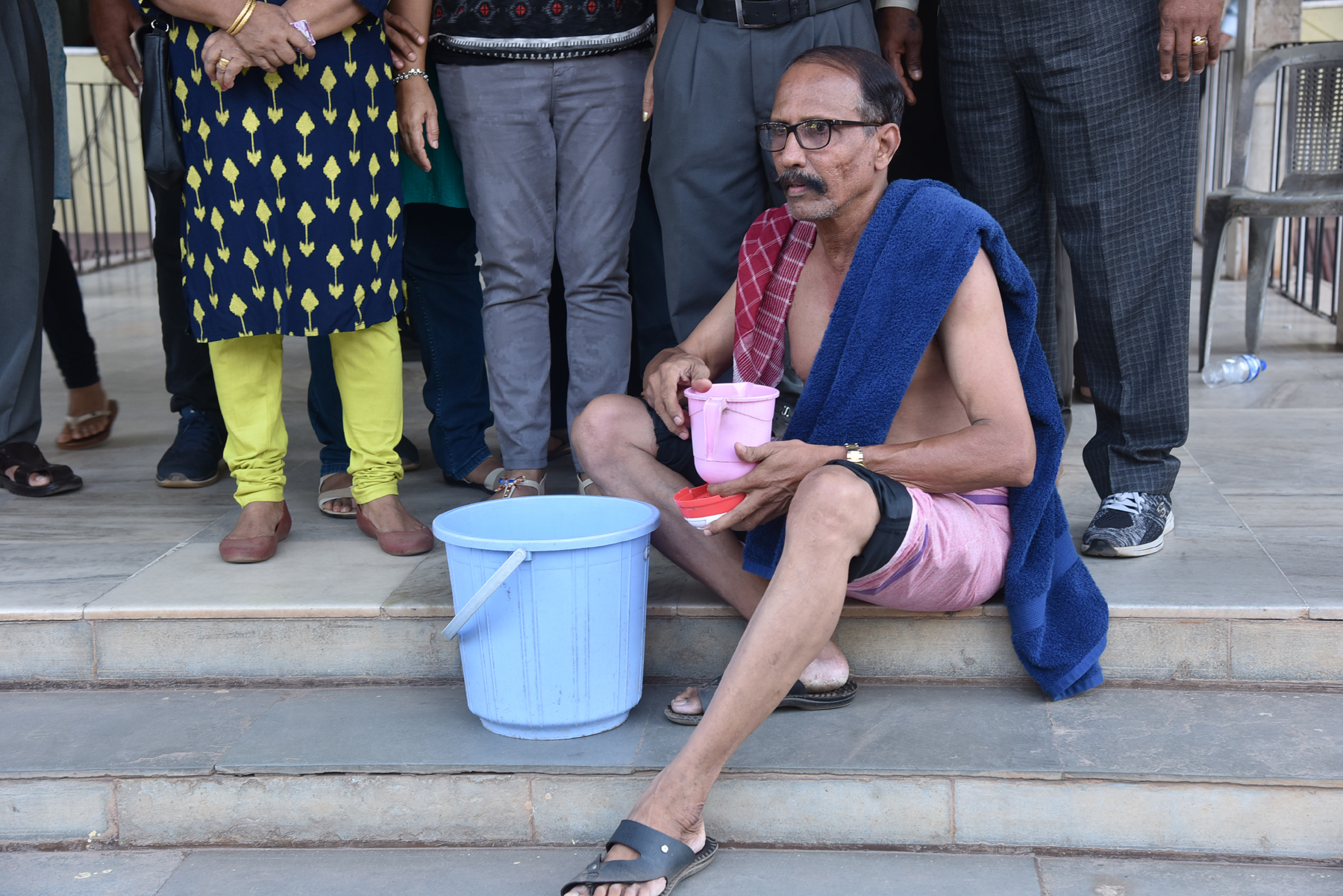 ಮೈಯಲ್ಲೊಂದು ಬೈರಾಸು ಕೈಯ್ಯಲ್ಲಿ ಖಾಲಿ ಬಾಲ್ದಿ, ಮಗ್, ಸಾಬೂನು !