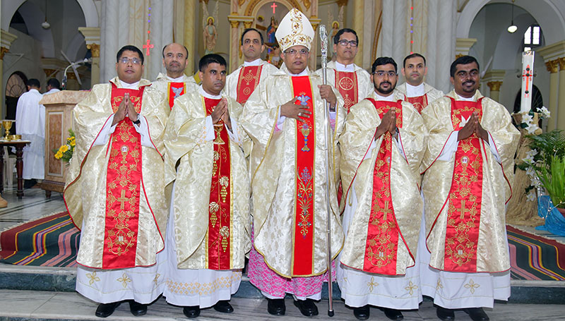 ಮಂಗಳೂರು: ನಾಲ್ವರು ಕ್ರೈಸ್ತ ಧರ್ಮಗುರುಗಳಿಗೆ ದೀಕ್ಷೆ