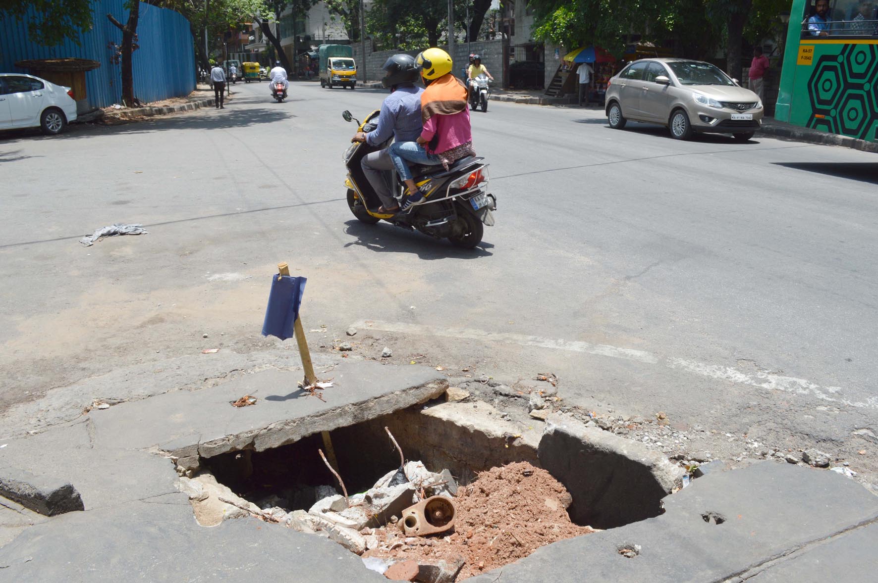 ಗುಂಡಿ ಮುಚ್ಚುವುದಕ್ಕೆ ಬಿಬಿಎಂಪಿ ವಿಳಂಬ: ಬಲಿಯಾಗುತ್ತಿದ್ದಾರೆ ವಾಹನ ಸವಾರರು