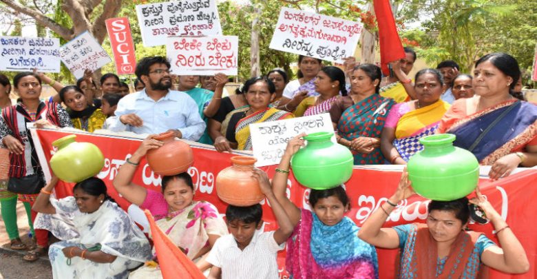 ಕುಡಿಯುವ ನೀರಿನ ಸಮಸ್ಯೆ: ಮೈಸೂರು ಜಿಲ್ಲಾಧಿಕಾರಿ ಕಚೇರಿ ಬಳಿ ಬಿಂದಿಗೆ ಹಿಡಿದು ಪ್ರತಿಭಟನೆ