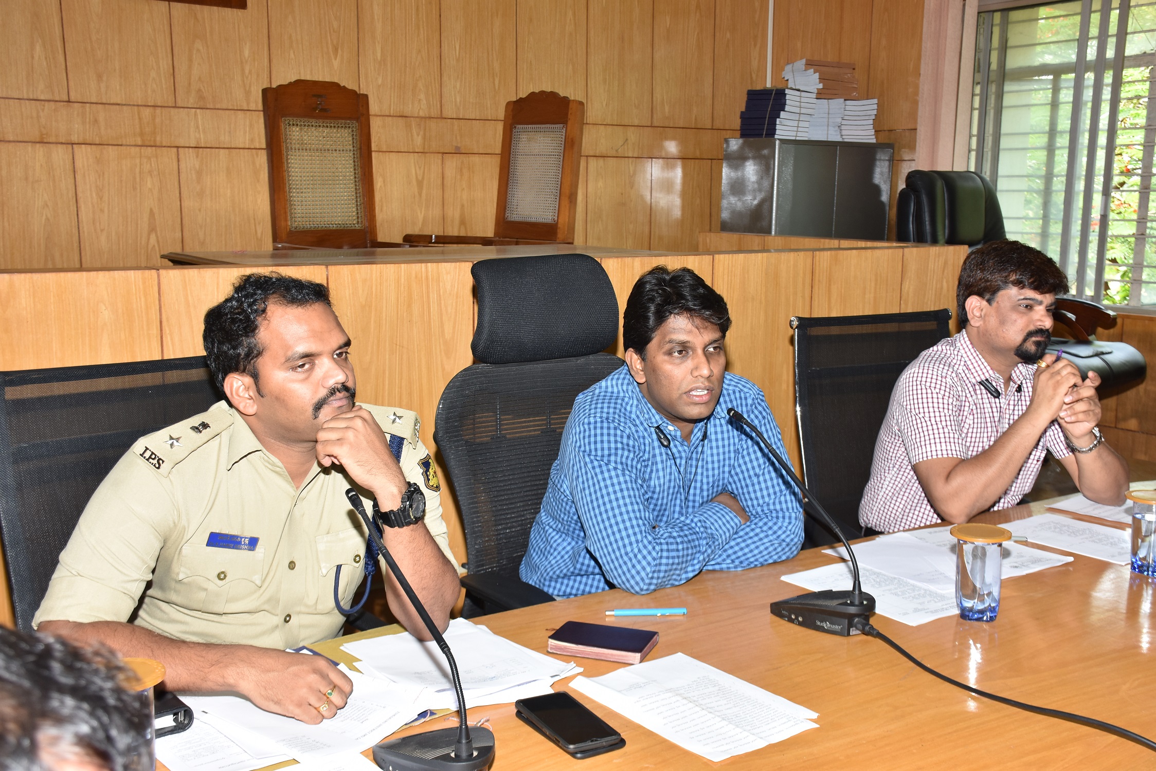 ಸರಕು ವಾಹನಗಳಲ್ಲಿ ಪ್ರಯಾಣಿಕರನ್ನು ಸಾಗಿಸುವವರ ವಿರುದ್ಧ ನಿರ್ದಾಕ್ಷಿಣ್ಯ ಕ್ರಮ: ತುಮಕೂರು ಡಿಸಿ ಎಚ್ಚರಿಕೆ