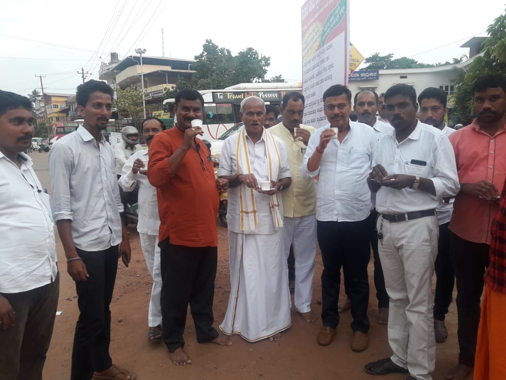 ಮೋದಿ ಪ್ರಮಾಣವಚನ: ಬಿಜೆಪಿ ಕಾರ್ಯಕರ್ತರಿಂದ ಚಾ, ಪಕೋಡಾ ವಿತರಣೆ