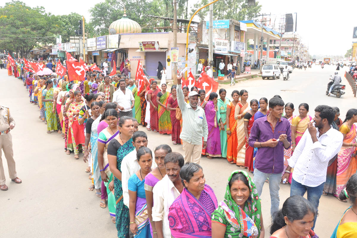 ಸರಕು ವಾಹನಗಳಲ್ಲಿ ಕಾರ್ಮಿಕರ ಸಾಗಾಟ ನಿಷೇಧ: ಆದೇಶ ಮರುಪರಿಶೀಲನಾ ಅರ್ಜಿ ಸಲ್ಲಿಕೆಗೆ ಒತ್ತಾಯಿಸಿ ಧರಣಿ