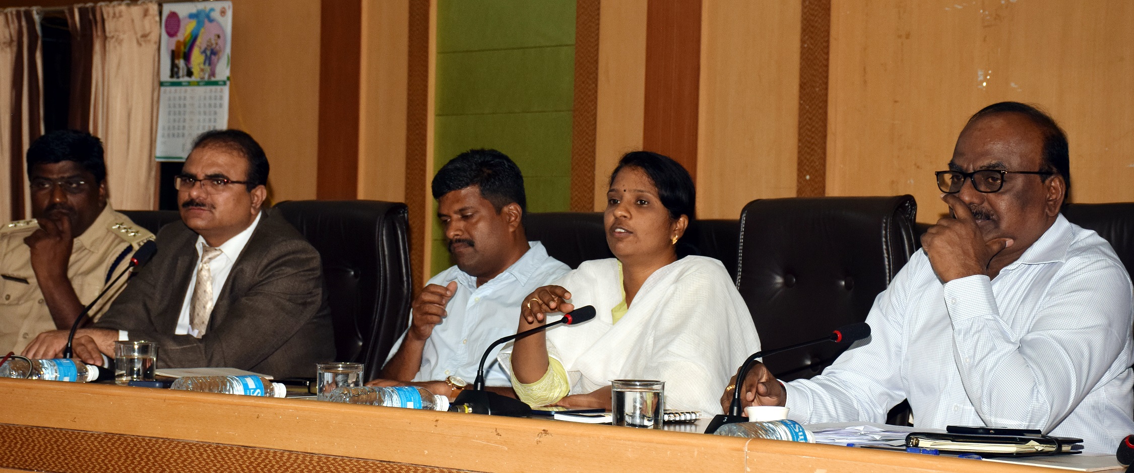 ಸರಕು ಸಾಗಾಣಿಕೆ ವಾಹನದಲ್ಲಿ ಕಾರ್ಮಿಕರ ಸಾಗಾಟ ಅಪರಾಧ: ಧಾರವಾಡ ಡಿಸಿ ದೀಪಾ ಚೋಳನ್