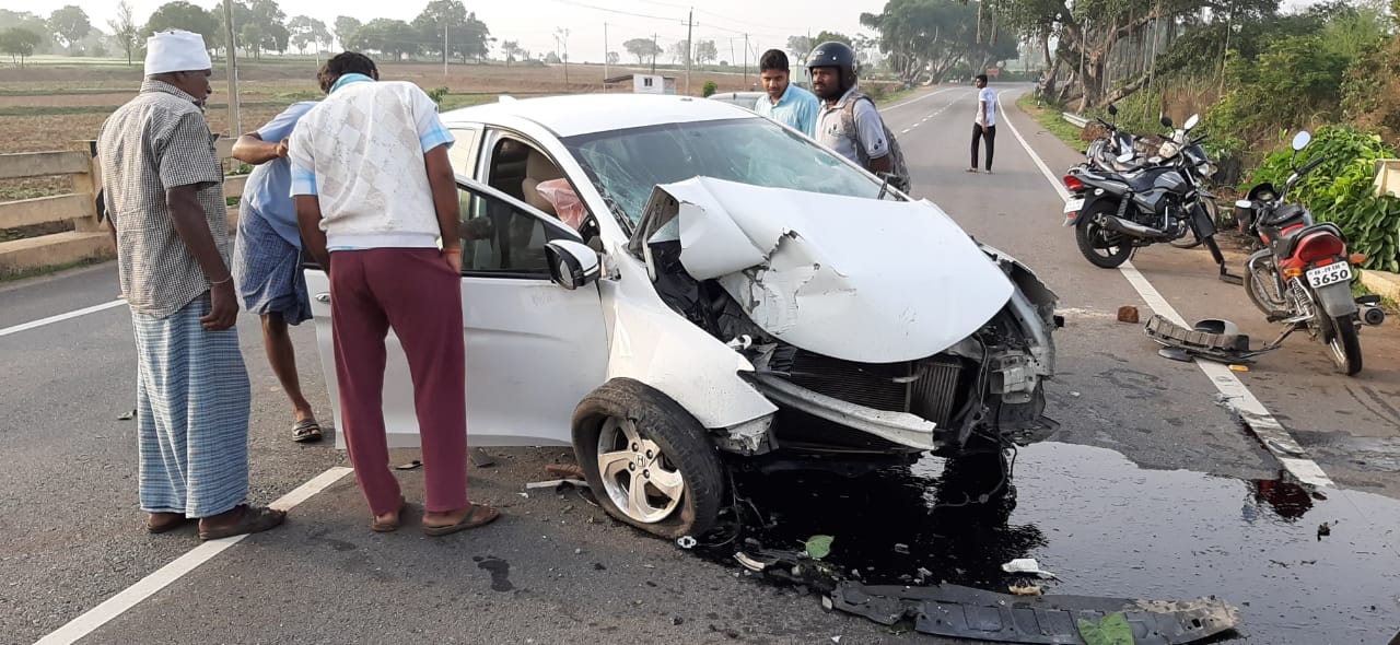 ಮರಕ್ಕೆ ಕಾರು ಢಿಕ್ಕಿ: ಮಹಿಳೆ ಸಾವು, ಮಗು ಸೇರಿ ಇಬ್ಬರಿಗೆ ಗಾಯ