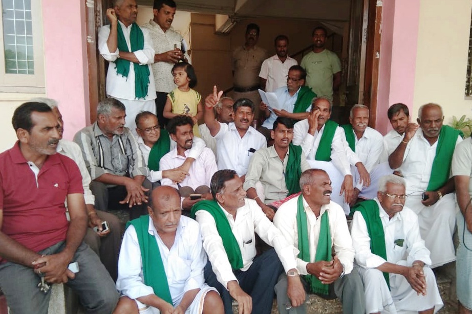 ಭದ್ರಾ ನಾಲೆಗಳಿಗೆ ನೀರು ಹರಿಸಲು ಆಗ್ರಹಿಸಿ ರೈತರಿಂದ ಧರಣಿ