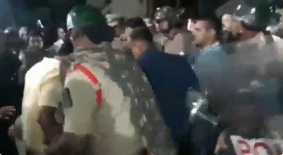 ಸಮಸ್ಯೆ ಸೃಷ್ಟಿಸಿದ ಬಿಜೆಪಿ ಶಾಸಕ ರಾಜಾ ಸಿಂಗ್ ರನ್ನು ಎಳೆದುಕೊಂಡು ಹೋದ ಪೊಲೀಸರು