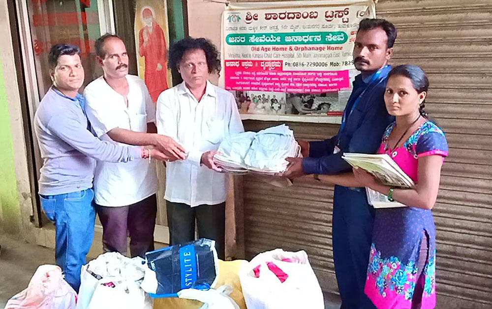 ತುಮಕೂರಿನ ಅನಾಥಾಶ್ರಮಕ್ಕೆ ಬಟ್ಟೆ ವಿತರಣೆ