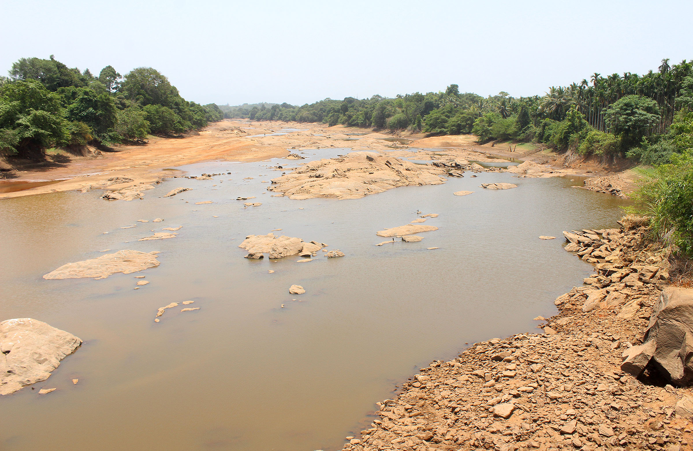 ಸ್ವರ್ಣೆಯಲ್ಲಿ ನೀರಿನ ಹರಿವು ಇಲ್ಲದೆ ಬತ್ತಿದ ಬಜೆ ಅಣೆಕಟ್ಟು