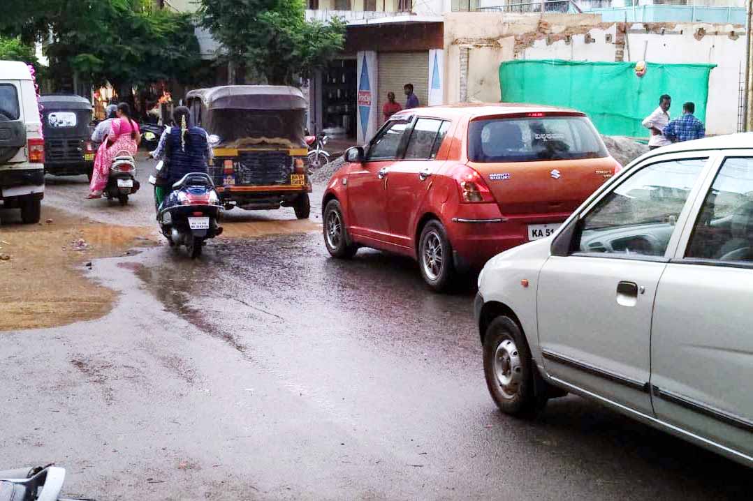 ಶಿವಮೊಗ್ಗ: ಜನ-ವಾಹನ ಸಂಚಾರಕ್ಕೆ ದುಸ್ತರವಾಗಿ ಪರಿಣಮಿಸಿದೆ ಸ್ಮಾರ್ಟ್ ಸಿಟಿಯ ಮುಖ್ಯ ರಸ್ತೆಗಳು ಶಿವಮೊಗ್ಗ: ಜನ-ವಾಹನ ಸಂಚಾರಕ್ಕೆ ದುಸ್ತರವಾಗಿ ಪರಿಣಮಿಸಿದೆ ಸ್ಮಾರ್ಟ್ ಸಿಟಿಯ ಮುಖ್ಯ ರಸ್ತೆಗಳು