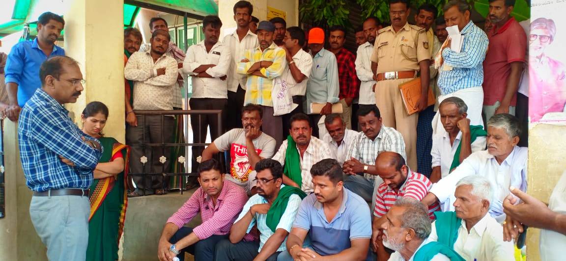 ಮಂಡ್ಯ: ಕಬ್ಬು ಬಾಕಿ ಹಣಕ್ಕೆ ಒತ್ತಾಯಿಸಿ ತಹಶೀಲ್ದಾರ್ ಕಚೇರಿಯಲ್ಲಿ ಧರಣಿ