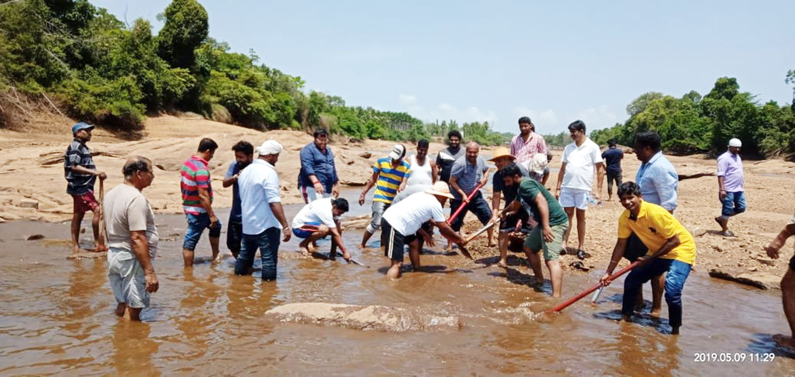 ಬಜೆ ಅಣೆಕಟ್ಟಿನಲ್ಲಿ ಶಾಸಕರ ನೇತೃತ್ವದಲ್ಲಿ ಶ್ರಮದಾನ