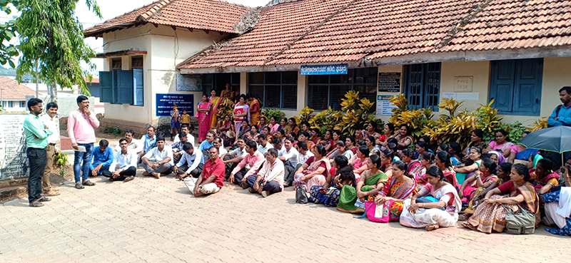 ಮುಂಬಡ್ತಿಗೆ ಪರಿಗಣಿಸದ ಸರ್ಕಾರಿ ನೀತಿಗೆ  ವಿರೋಧ: ಪ್ರಾಥಮಿಕ ಶಾಲಾ ಪದವೀಧರ ಶಿಕ್ಷಕರ ಪ್ರತಿಭಟನೆ