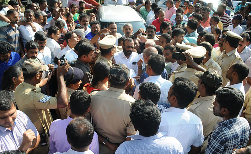 ಕೊಡಗು ಉಸ್ತುವಾರಿ ಸಚಿವ ಸಾ.ರಾ.ಮಹೇಶ್‍ಗೆ ಬಿಸಿ ಮುಟ್ಟಿಸಿದ ಸಂತ್ರಸ್ತರು: ಕಾರು ಅಡ್ಡಗಟ್ಟಿ ಪ್ರತಿಭಟನೆ