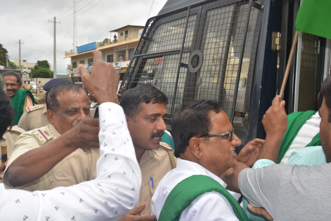 ಭೂ ಸ್ವಾದೀನ ಕಾಯ್ದೆ ತಿದ್ದುಪಡಿ ವಿರೋಧಿಸಿ ರೈತರಿಂದ ಹೆದ್ದಾರಿ ತಡೆ: ಪ್ರತಿಭಟನೆಕಾರರ ಬಂಧನ, ಬಿಡುಗಡೆ