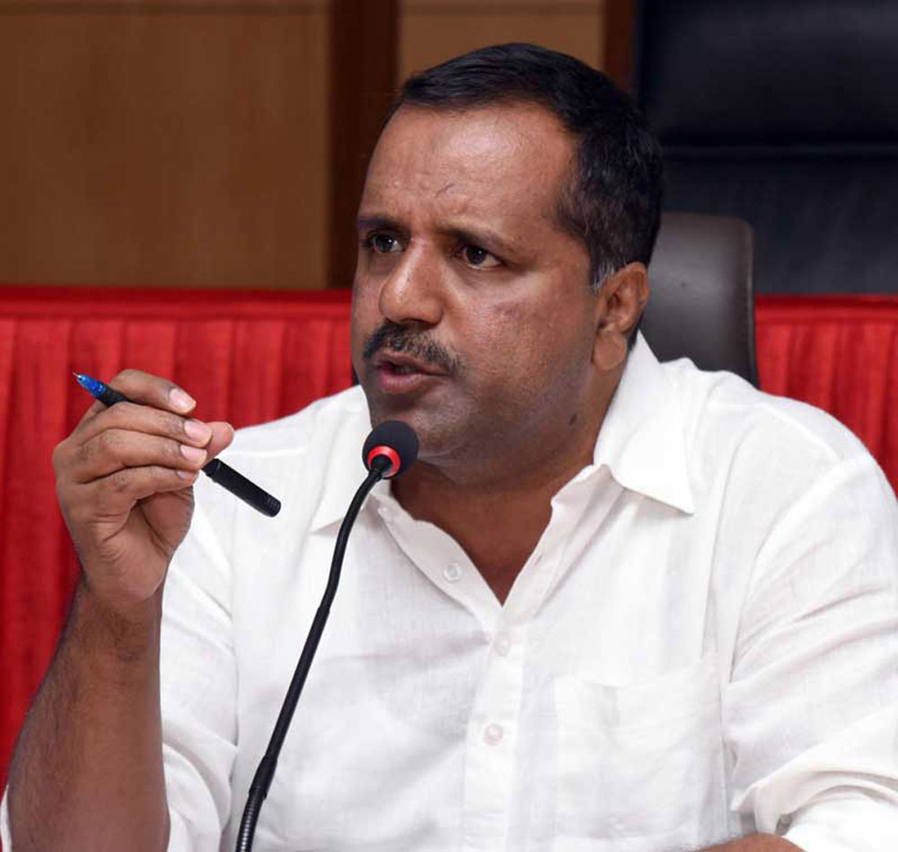 ಸಮಯ ಮಿತಿಯೊಳಗೆ ರೇಷನ್ ಕಾರ್ಡ್ ವಿತರಿಸಿ: ಸಚಿವ ಖಾದರ್