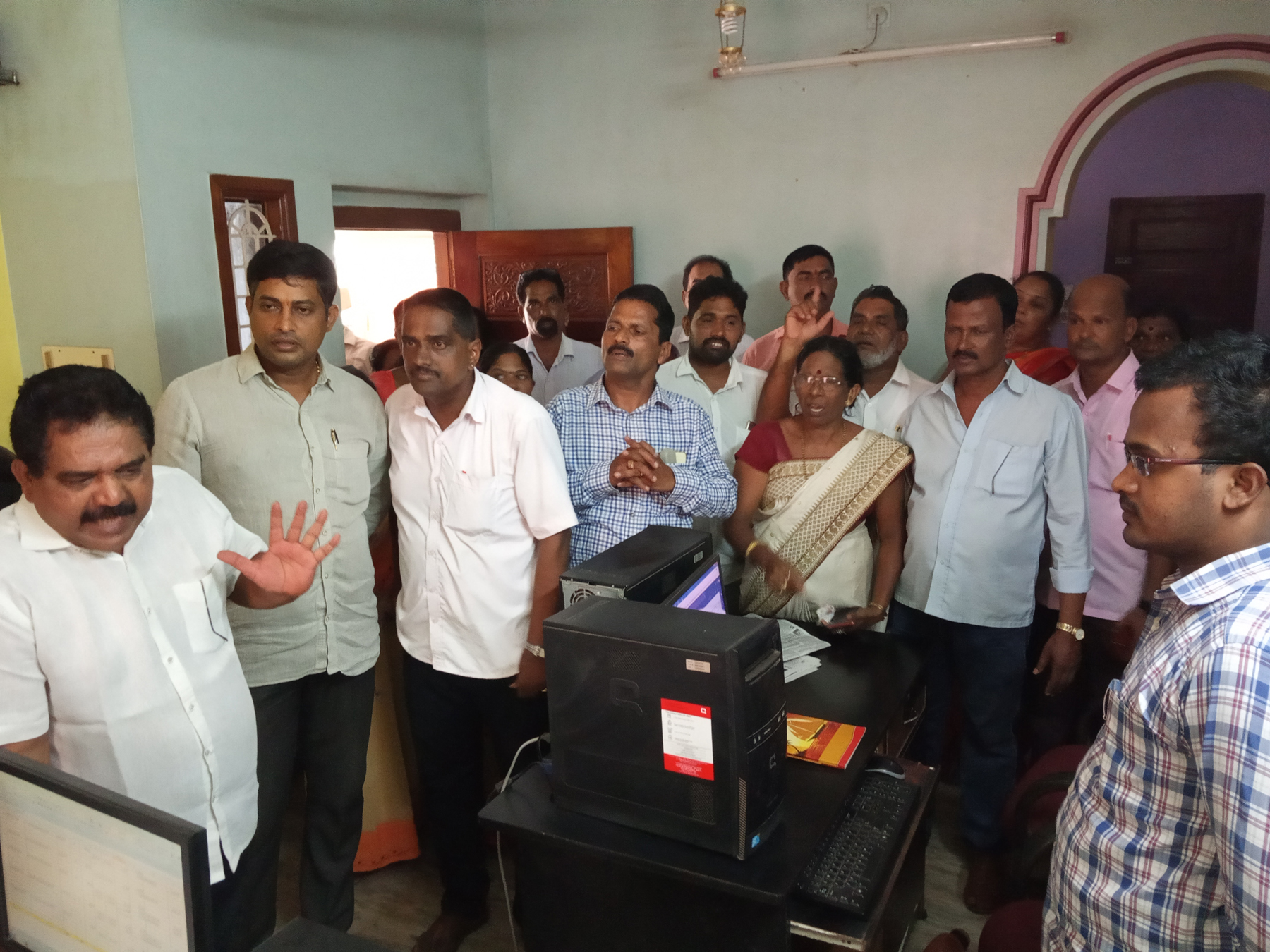 ಪಡುಬಿದ್ರಿ: ಗ್ರಾ.ಪಂ. ಸದಸ್ಯರಿಂದ ನವಯುಗ ಕಚೇರಿಗೆ ಮುತ್ತಿಗೆ